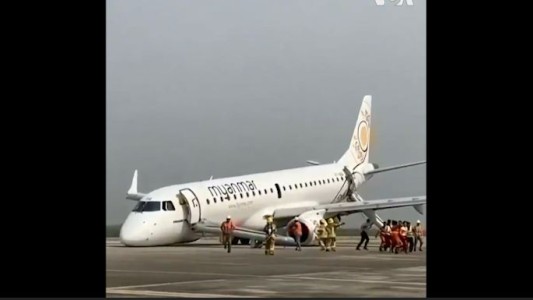 Así fue el dramático aterrizaje de un avión sin tren delantero