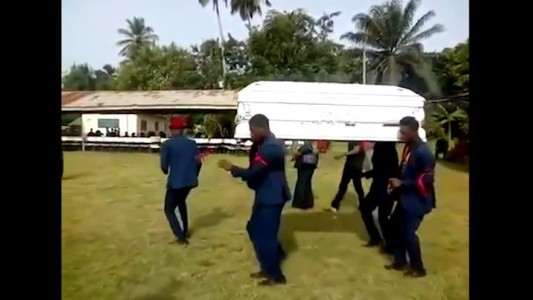 Bailan en un funeral y se les cae el ataúd
