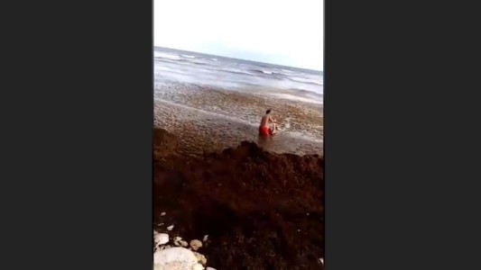 El momento del rescate una mujer que se ahogaba en Playa del Carmen