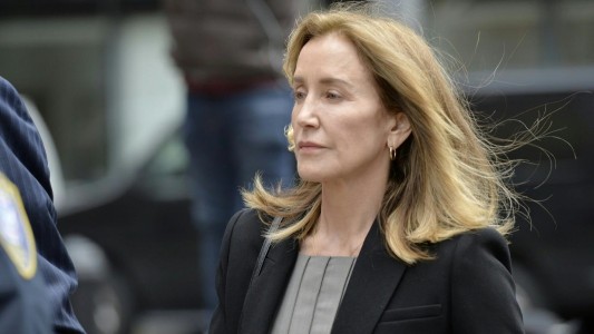 Coimas en la universidad: Felicity Huffman se declara culpable