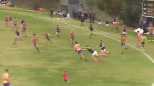 Nenita salvada de un partido de fútbol