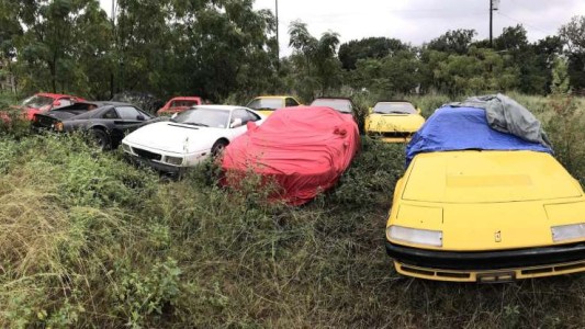 El misterio de las Ferraris abandonadas en un campo a la intemperie