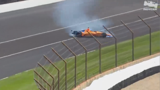 El choque de Alonso en las 500 millas