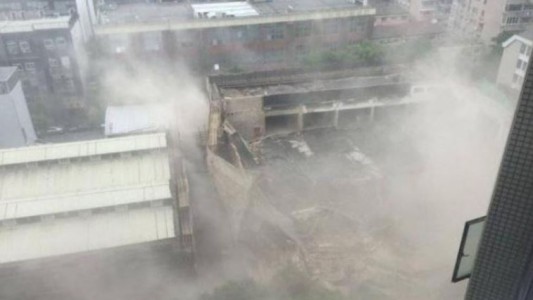 Se derrumbó un rascacielos en el centro financiero de China