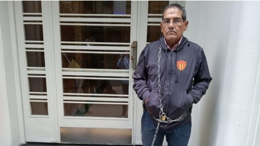 El vicepresidente de Sarmiento de Chaco se encadenó a la puerta de la AFA: "Nos robaron el ascenso":