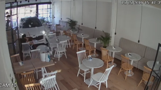 Impresionante: mirá cómo se salvó una moza de un auto que destrozó un bar