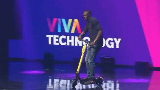 El hombre más rápido del mundo viaja en monopatín