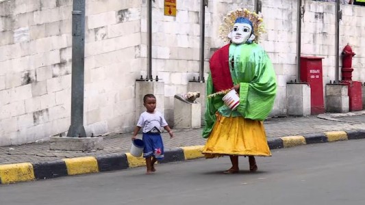 Niños en Indonesia se ganan la vida con marionetas gigantes