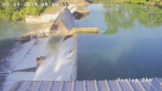 Así se rompe una vieja represa hidroeléctrica