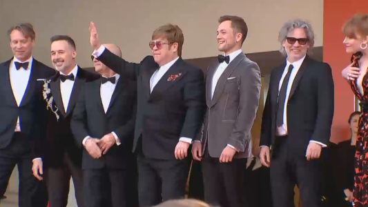 Elton John en Cannes por la senda de Freddie Mercury