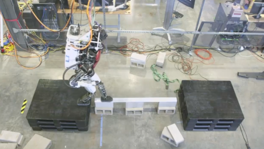 El robot que desafía la cuerda floja