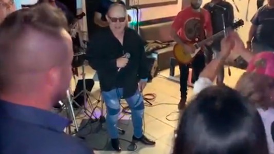 Video: el momento en que se descompuso durante un show el cantante de "Los del Fuego"