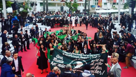 La "marea verde" a favor del aborto legal en Argentina llegó a la alfombra roja de Cannes