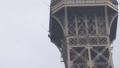 Video: cerraron la Torre Eiffel por un hombre que estaba escalando parte de la estructura