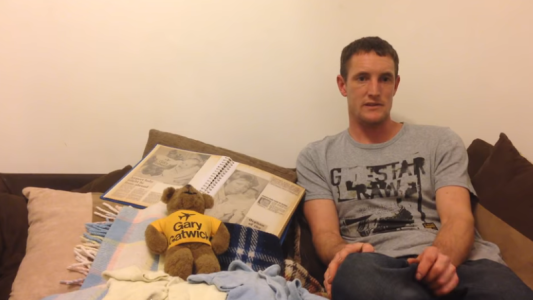 Lo abandonaron cuando era un bebé en el baño de un aeropuerto y 33 años después descubrió la verdad sobre su familia biológica