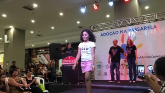 Brasil: niños para adopción desfilan en una pasarela para que los elijan