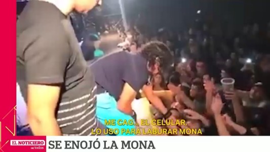 La Mona Jiménez paró su show para que le devolvieran el celular a un fanático
