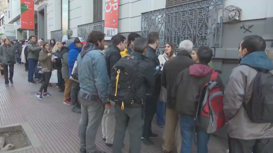 Pasan la noche haciendo cola frente al consulado italiano de Córdoba