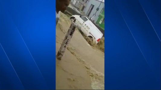 El momento en que el agua se "traga" una camioneta