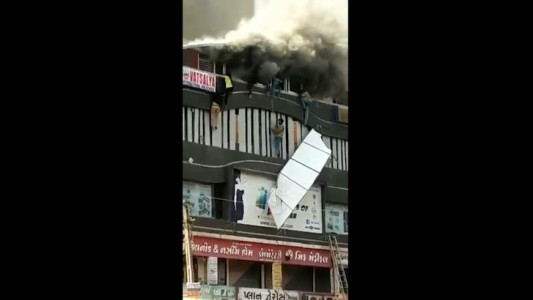 Horror en India: así huían de las llamas los estudiantes atrapados