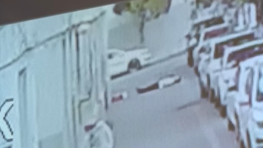 Dramático video: vio a un bebé caer desde un quinto piso y lo salvó en el último segundo