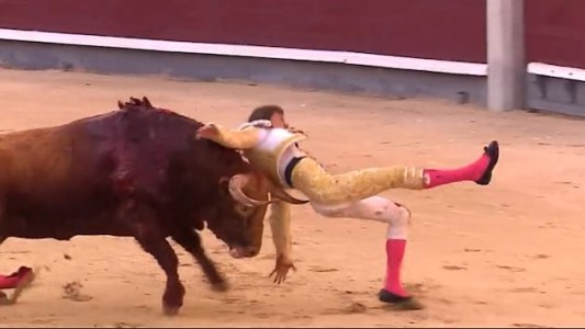 El momento en que un torero recibe una cornada tremenda