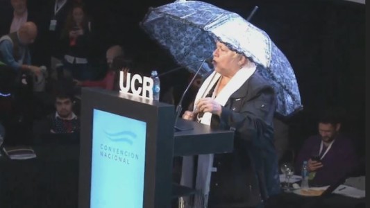 Convención radical: exdiputada habló bajo un paraguas