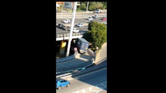 Otra vez... Un camión atascado