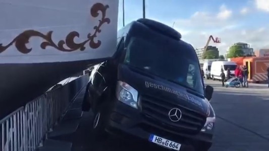 Insólito choque: un velero se estrelló contra una camioneta