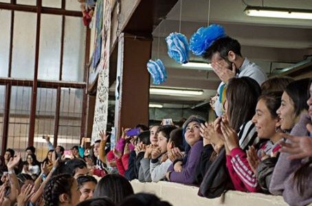 Video: un profesor se emociona cuando sus alumnos interpretan el himno con lengua de señas argentina