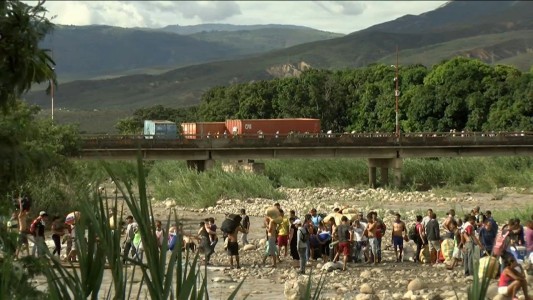 Cientos de venezolanos cruzan la frontera con Colombia