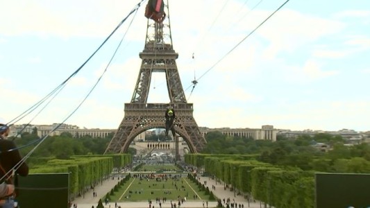 Así es volar en tirolesa desde la Torre Eiffel
