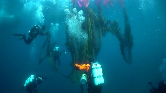 Retiran 2 toneladas de "redes fantasmas" del Mediterráneo