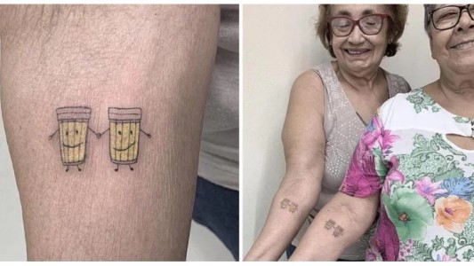 Abuelitas se tatuaron dos cervezas para festejar 30 años de amistad