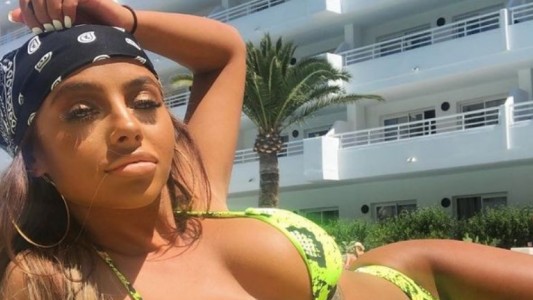 La chica adicta a broncearse en la cama solar a la que acusan de ser "racista con los blancos"