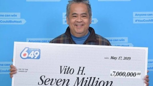 Trabaja limpiando pisos y se ganó la lotería: afirma que seguirá trabajando