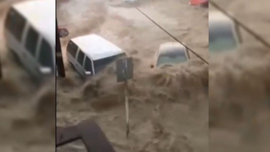 Los autos "navegaron" en las calles inundadas