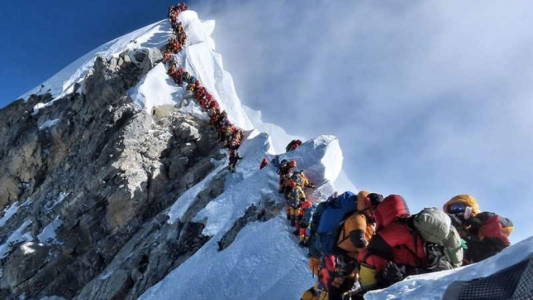 La historia de la foto de la fila mortal en el Everest
