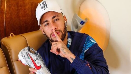 Neymar mostró mensajes íntimos de la mujer que lo acusa de violación