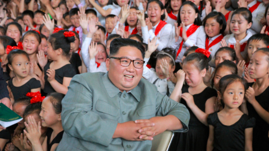La extraña foto de Kim Jong-un en Corea del Norte: riendo y rodeado de nenas que lloran