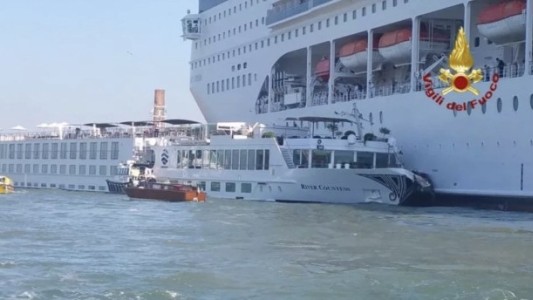 Pánico en Venecia: impactante choque de un crucero contra un pequeño barco turístico