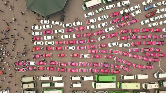Una marea de taxis en protesta contra Uber en México