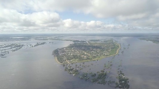 Las inundaciones convirtieron en isla al pueblo de Alberdi