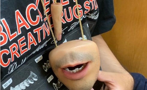 Video espeluznante: el monedero con forma de boca humana que asustó a todos