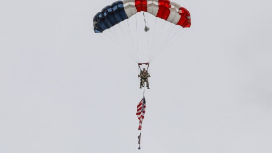 Normandía: veterano de 97 años saltó en paracaídas para conmemorar los 75 años del desembarco