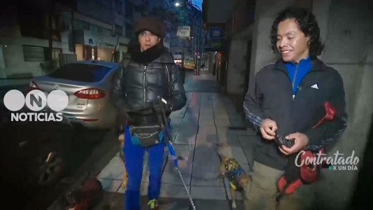 Contratado por un día: Roberto Funes Ugarte se prueba como paseador de perros