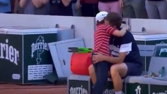 El video viral de Roland Garros: quedó eliminado y su hijo entró a la cancha a consolarlo