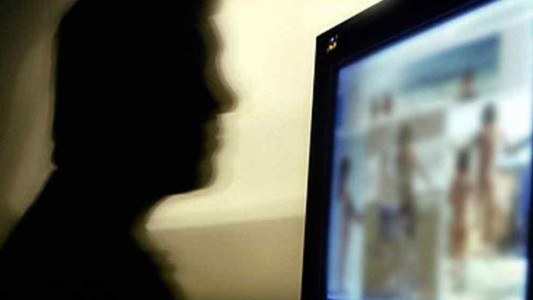 Por qué quedó libre el hombre que tenía más de 800 fotos sexuales de menores