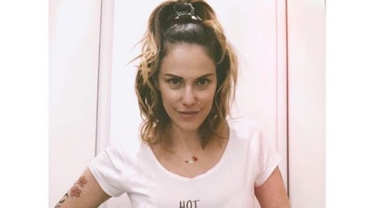 La foto de Connie Ansaldi en la ducha, en topless y colaless: "Soy la Cobra que se come todos los grisines"