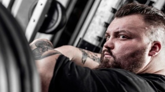 El calvario del "hombre más fuerte del mundo": llegó a levantar 500 kilos